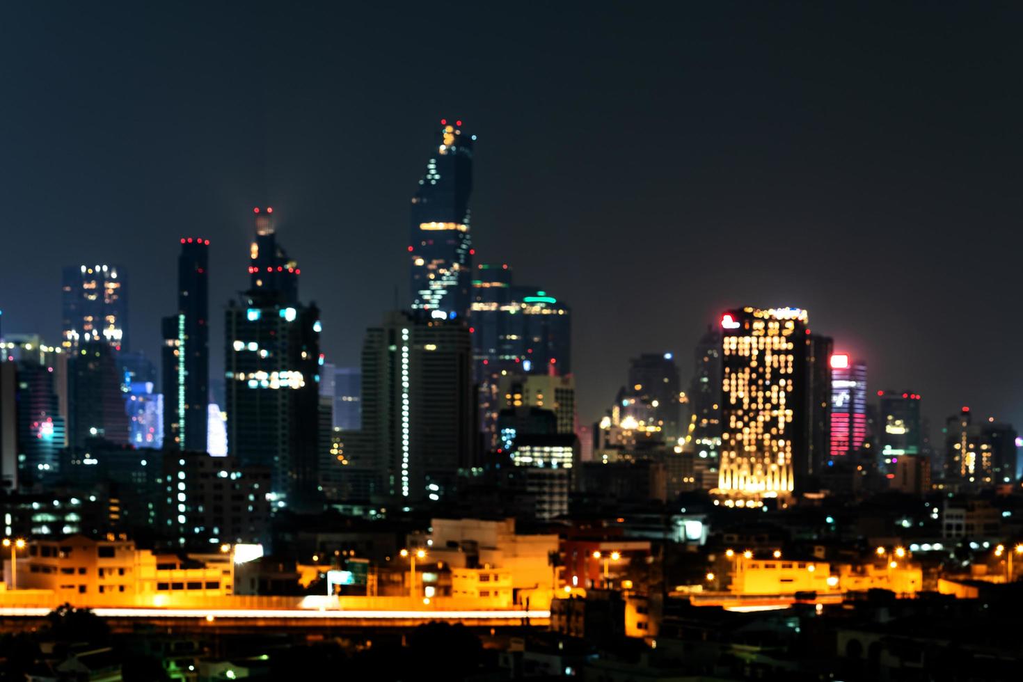 Bokeh de luz nocturna del paisaje urbano en Tailandia foto