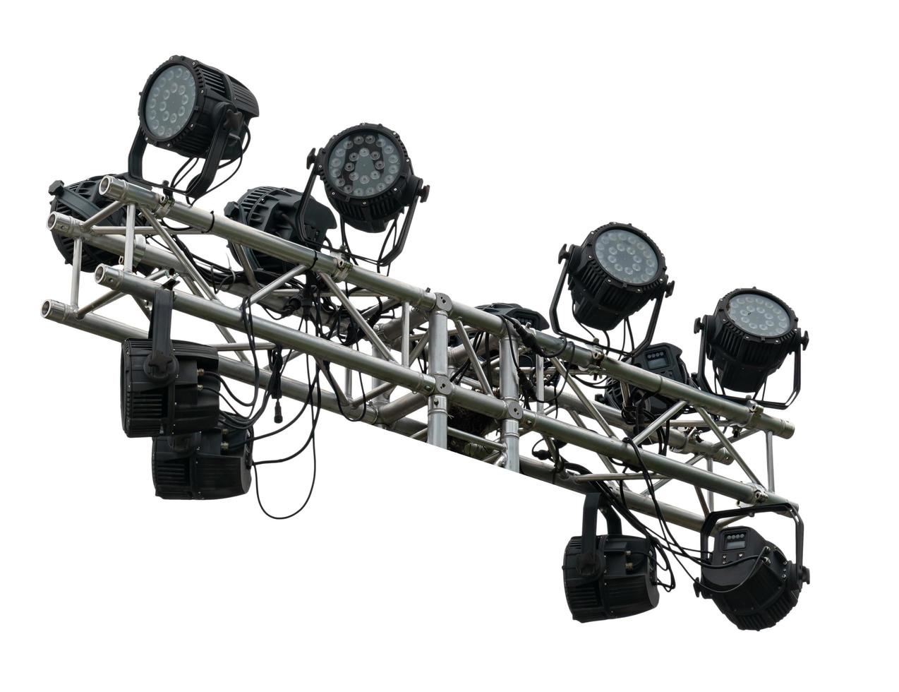 luces de estadio o focos de escenario aislados en fondo blanco foto