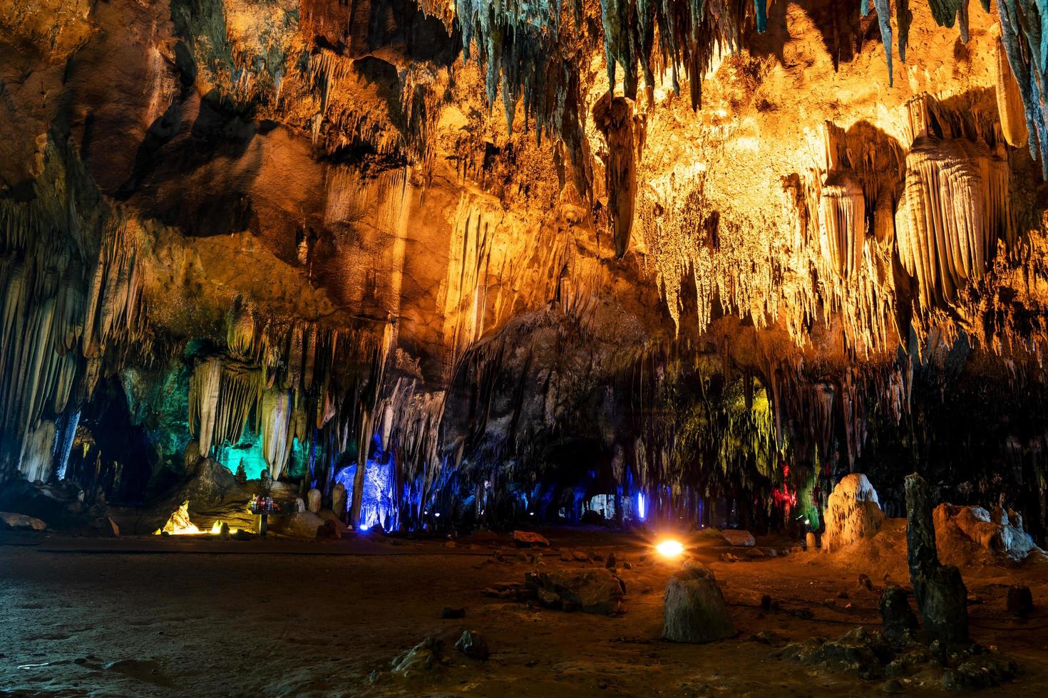 estalactitas en la cueva de khao bin en ratchaburi, tailandia. foto