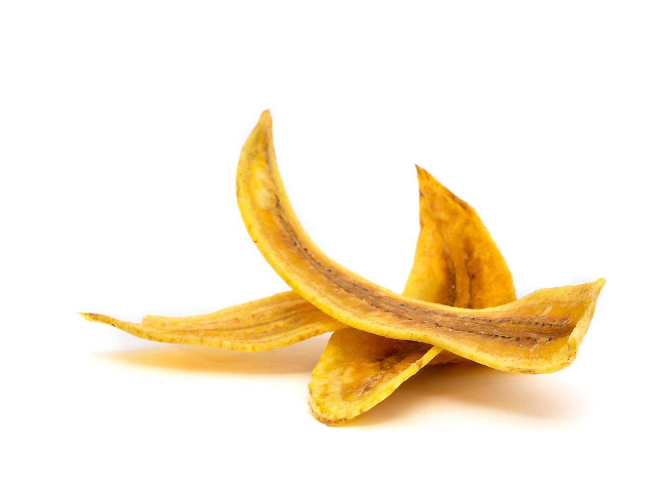 Patatas fritas de plátano dulce aislado sobre fondo blanco. foto