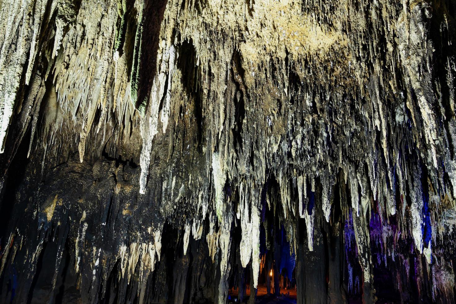 estalactitas en la cueva de khao bin en ratchaburi, tailandia. foto