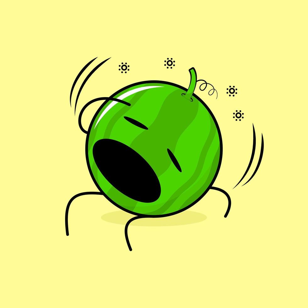 lindo personaje de sandía con expresión mareada, boca abierta, sentarse y una mano en la cabeza. verde y amarillo. adecuado para emoticonos, logotipos, mascotas vector