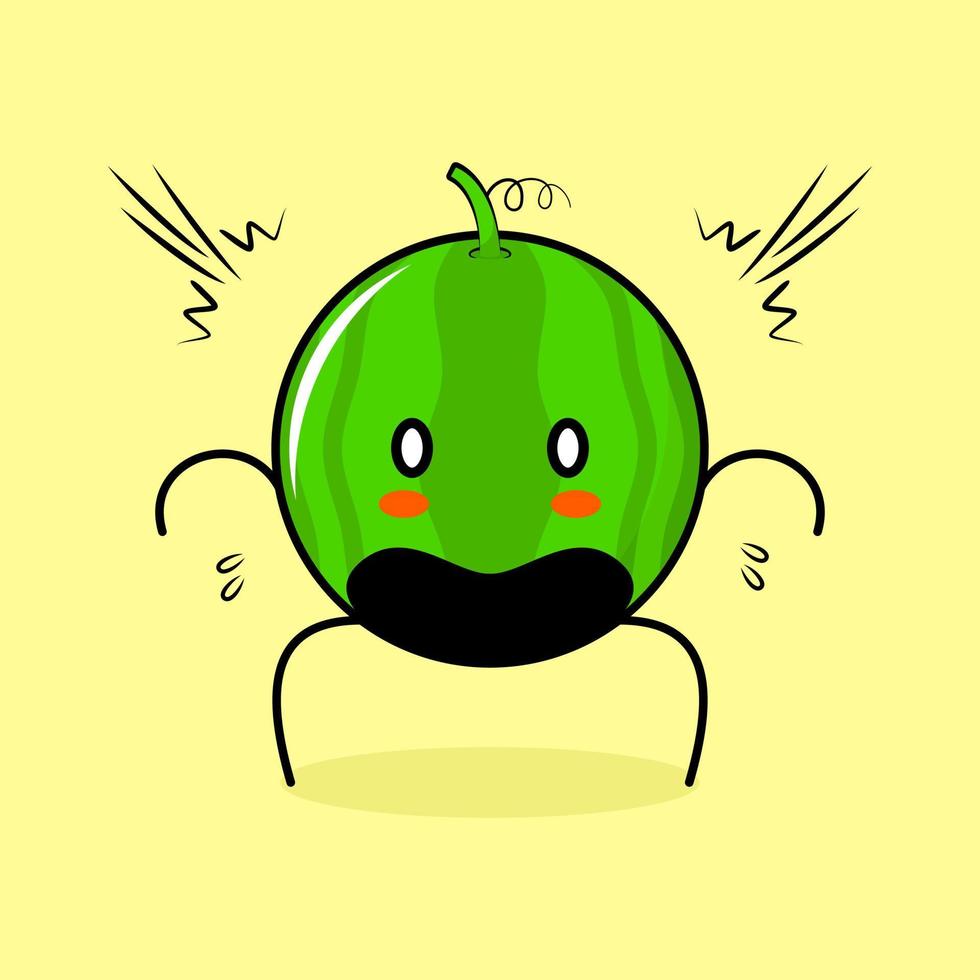 lindo personaje de sandía con expresión sorprendida, boca abierta y ojos saltones. verde y amarillo. adecuado para emoticonos, logotipos, mascotas o pegatinas vector