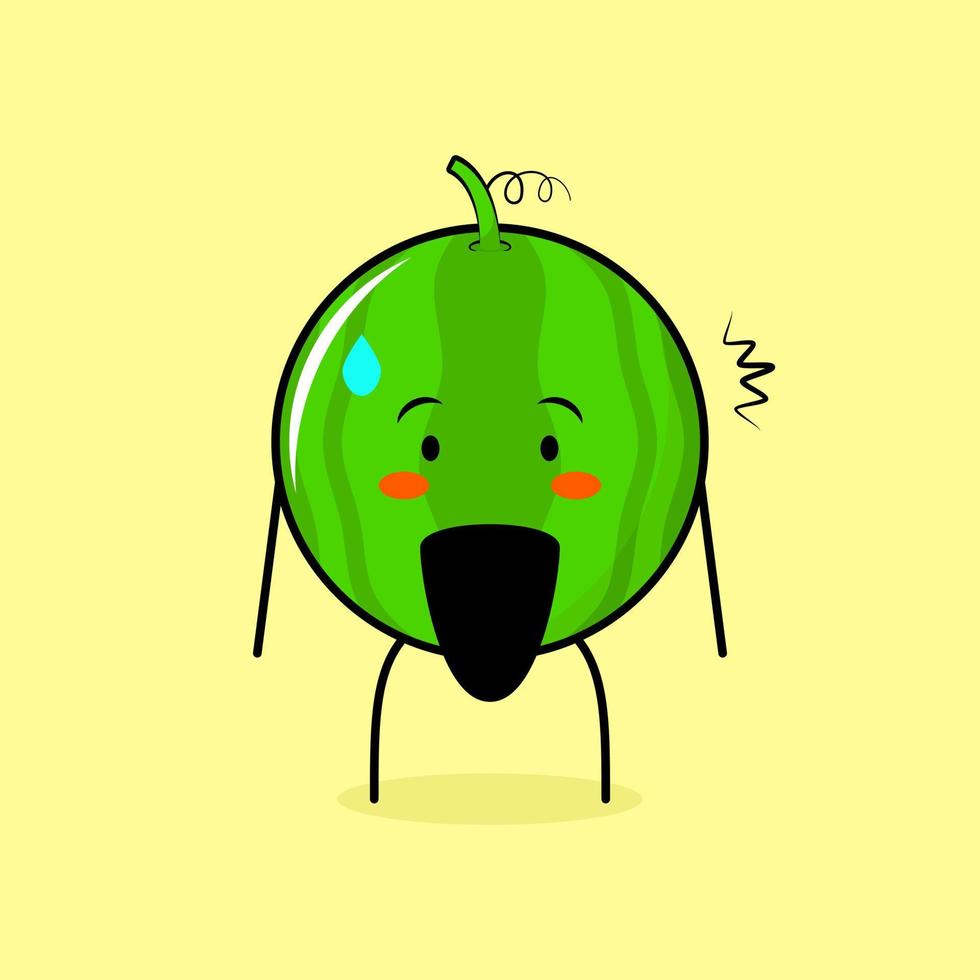 lindo personaje de sandía con expresión sorprendida y boca abierta. verde y amarillo. adecuado para emoticonos, logotipos, mascotas o pegatinas vector