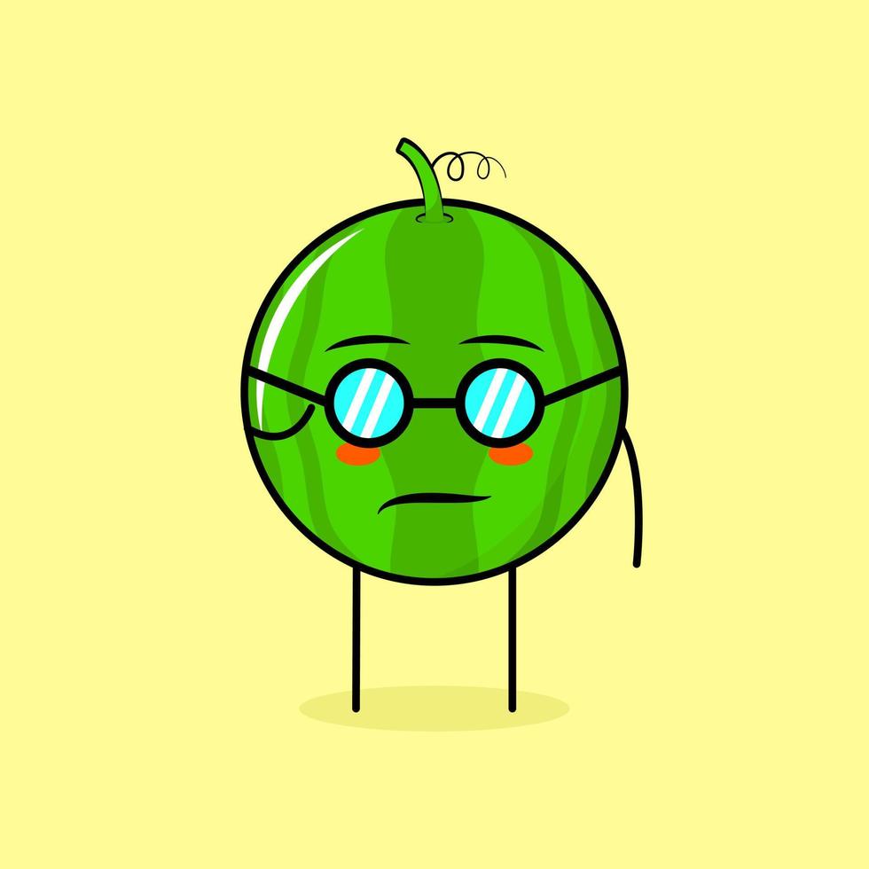 lindo personaje de sandía con expresión genial y anteojos. verde y amarillo. adecuado para emoticonos, logotipos, mascotas o pegatinas vector