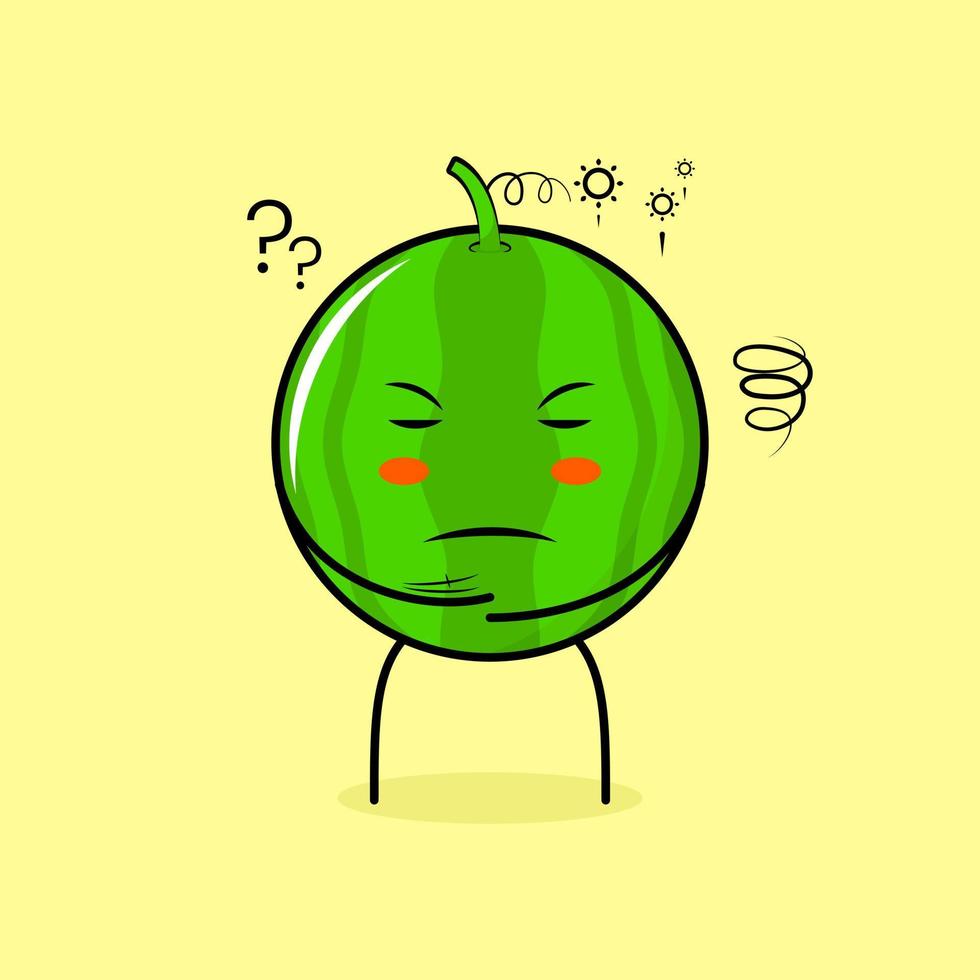 lindo personaje de sandía con expresión de pensamiento y ojos cerrados. verde y amarillo. adecuado para emoticonos, logotipos, mascotas vector