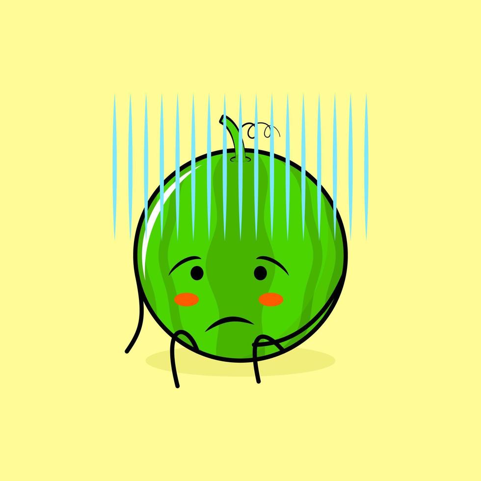 lindo personaje de sandía con expresión desesperada y siéntate. verde y amarillo. adecuado para emoticonos, logotipos, mascotas vector