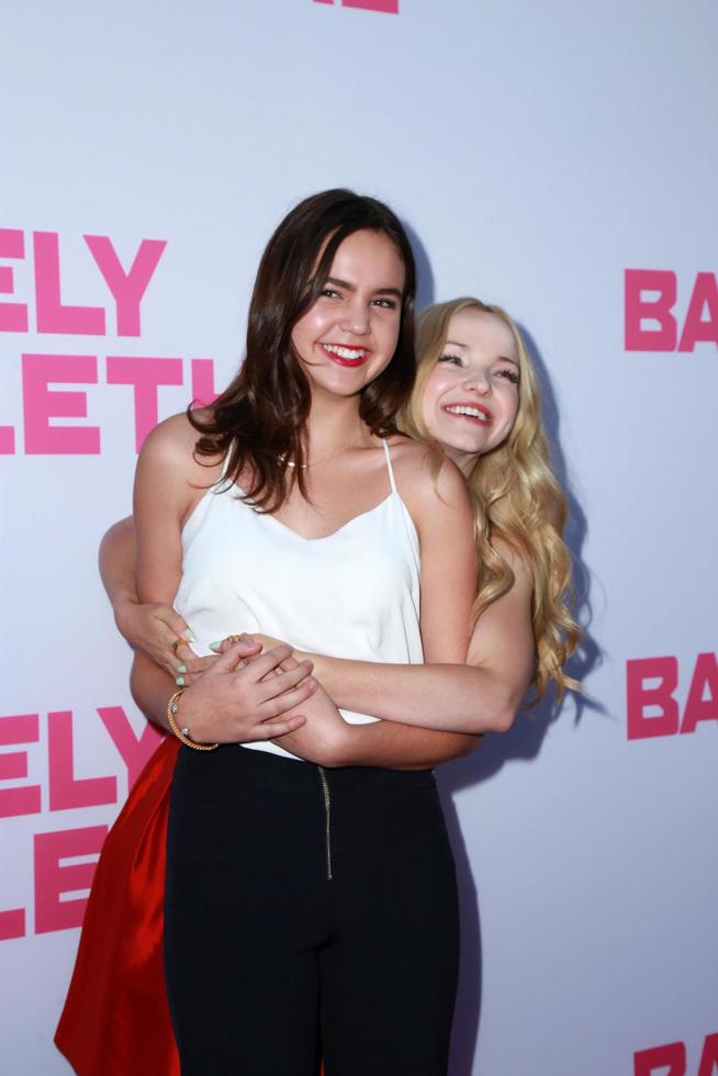 los angeles, 27 de mayo - bailee madison, dove cameron en la proyección apenas letal de los angeles en los cines arclight hollywood el 27 de mayo de 2015 en los angeles, ca foto