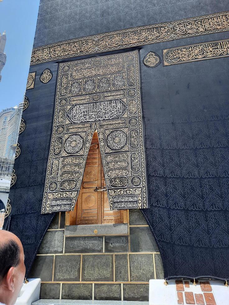 la meca, arabia saudita, junio de 2022 - hermosa vista de la kaaba y la entrada a la kaaba en el masjid al haram en la meca. foto