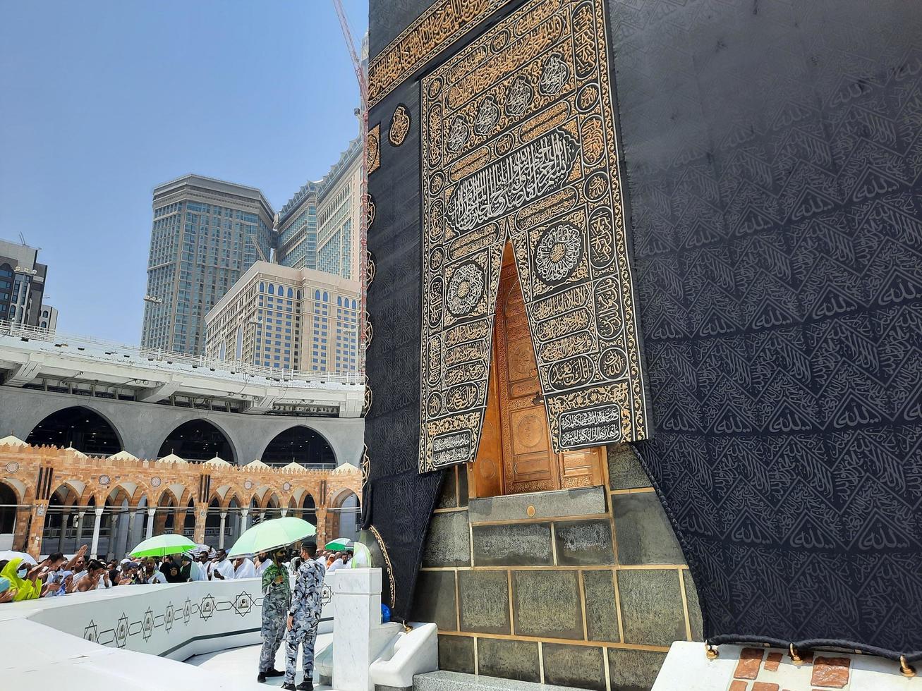 la meca, arabia saudita, junio de 2022 - hermosa vista de la kaaba y la entrada a la kaaba en el masjid al haram en la meca. foto