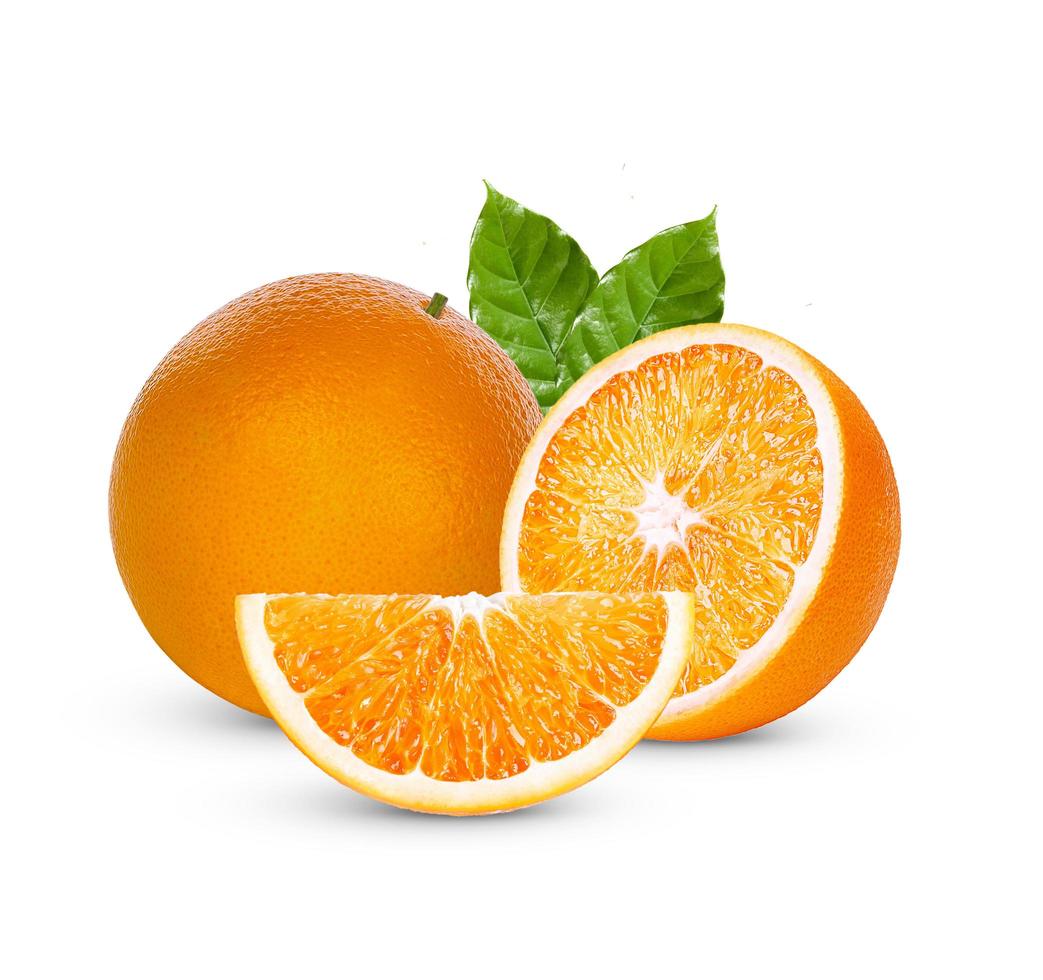 Naranja fresca con hojas aislado sobre fondo blanco. foto