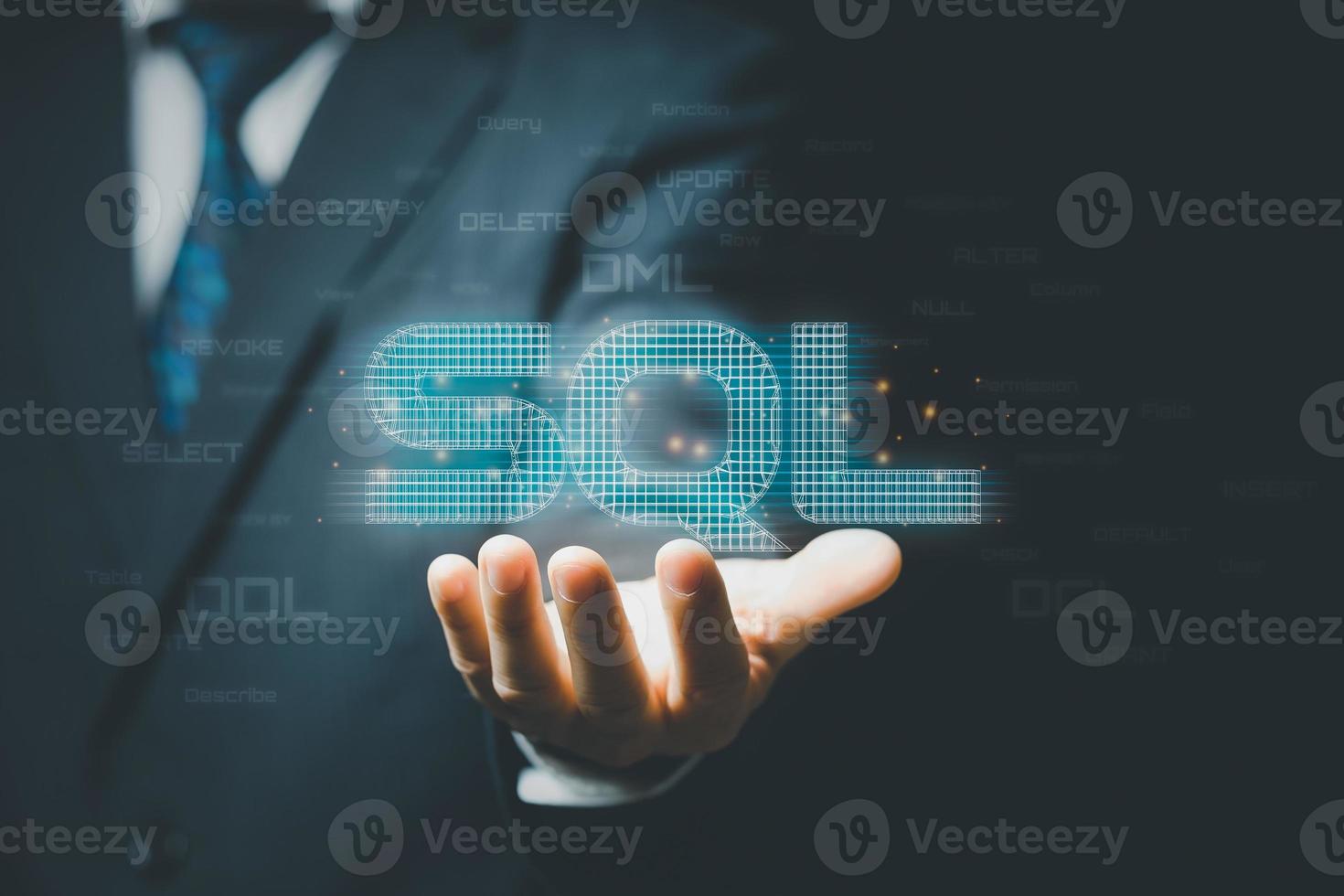 mano de hombre de negocios que muestra la palabra sql y sql o código de lenguaje de consulta estructurado en segundo plano. foto