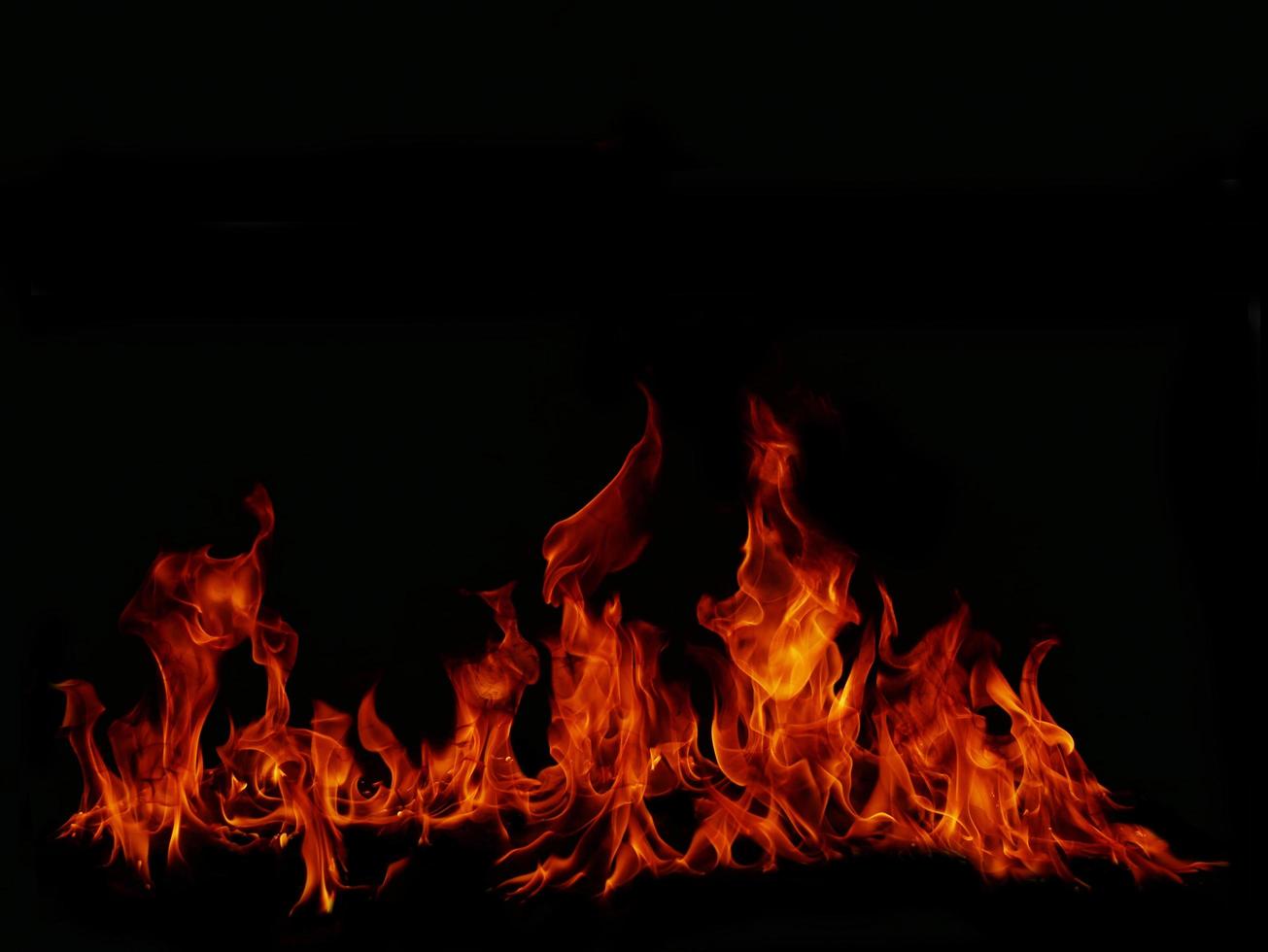 textura de llama de llama para una forma extraña fondo de fuego carne de llama que se quema de la estufa o de la cocción. peligro sintiendo un fondo negro abstracto adecuado para pancartas o anuncios. foto