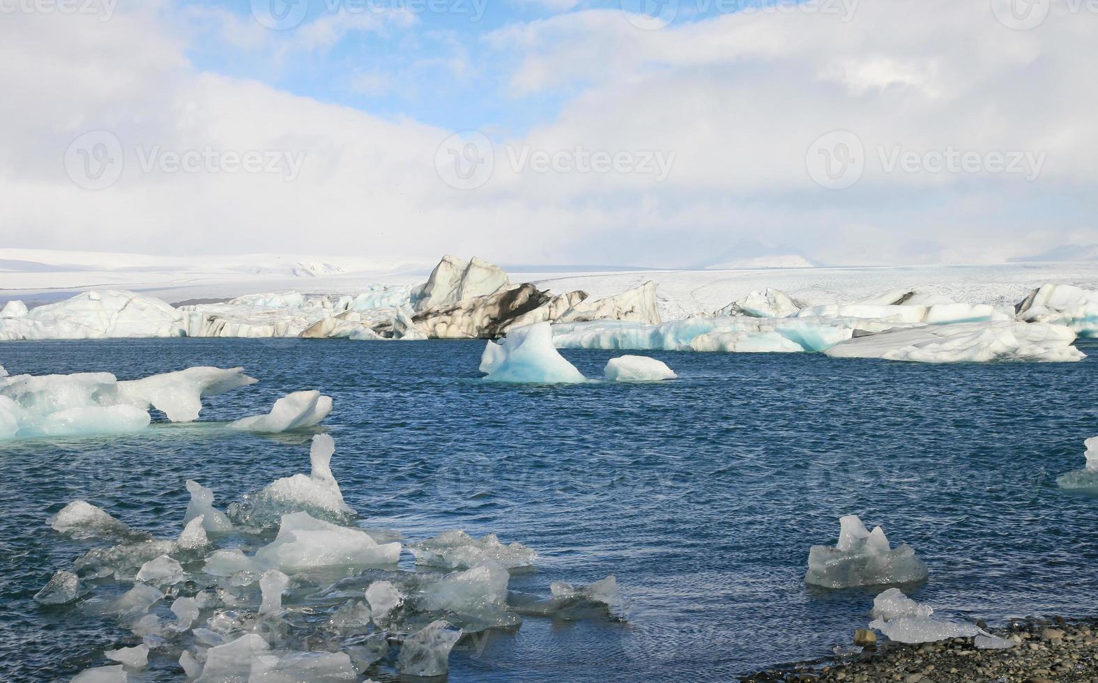 iceberg azul claro brillante flotando en el lago jokulsarlon agua fría azul en islandia 66 foto