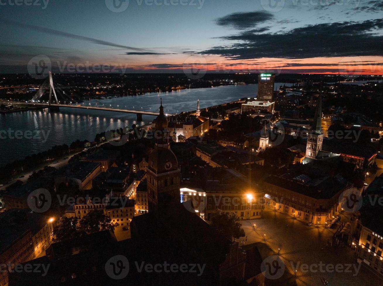 panorámica aérea de la ciudad de riga por la noche. hermoso casco antiguo de noche con luces de la ciudad. foto