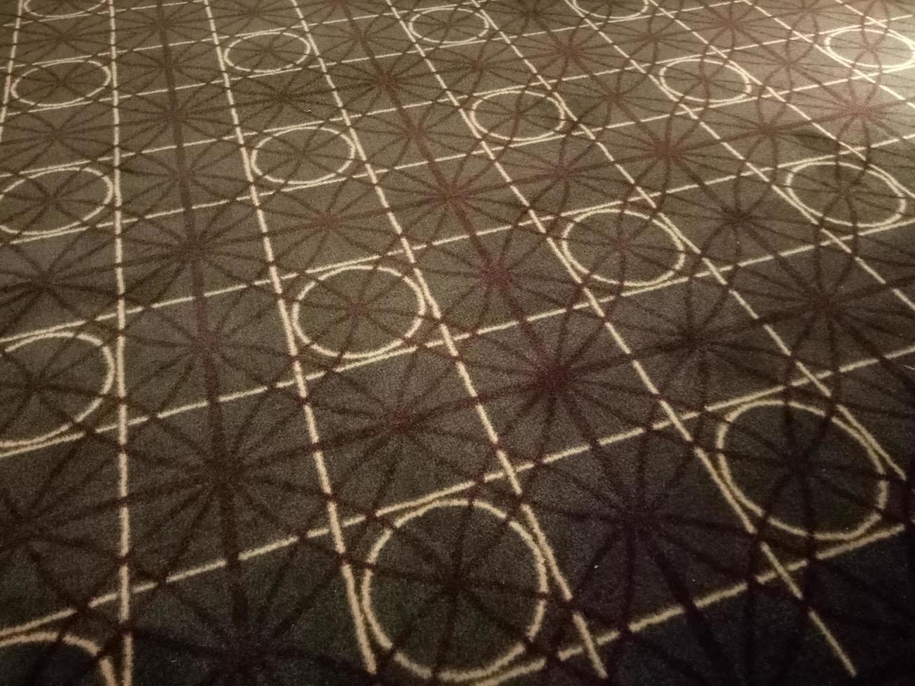 alfombra marrón oscuro con motivos circulares y cuadrados en la habitación foto