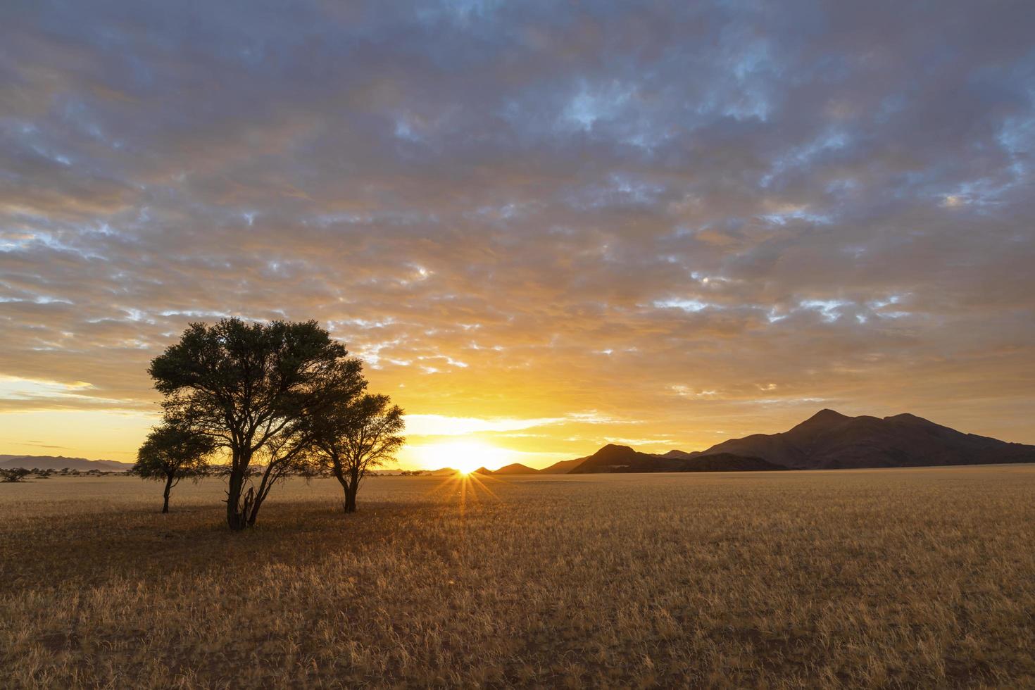 sol estallido al amanecer color las nubes amarillo foto