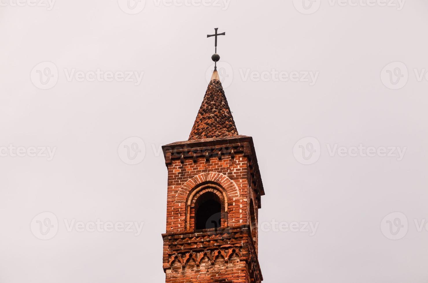 campanario gótico típico de la torre de la iglesia foto