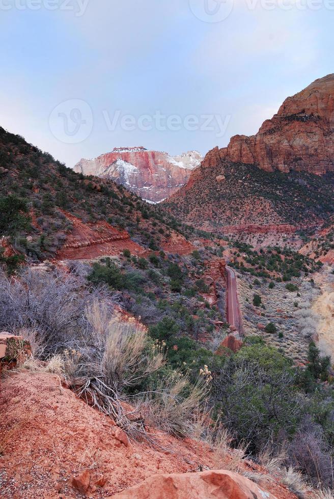 parque nacional zion con rocas rojas, camino y nieve foto