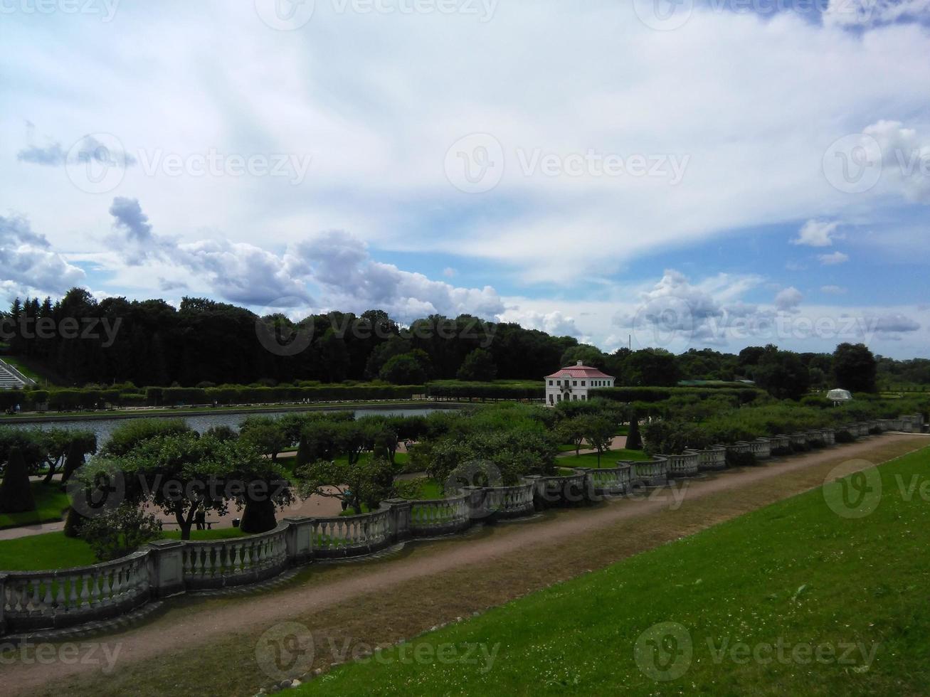 casa blanca en un hermoso parque verde. hermoso diseño de paisaje en un patio privado foto