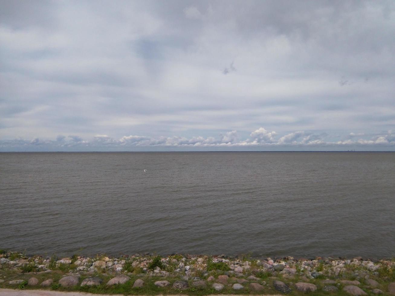 vista al mar desde la orilla foto