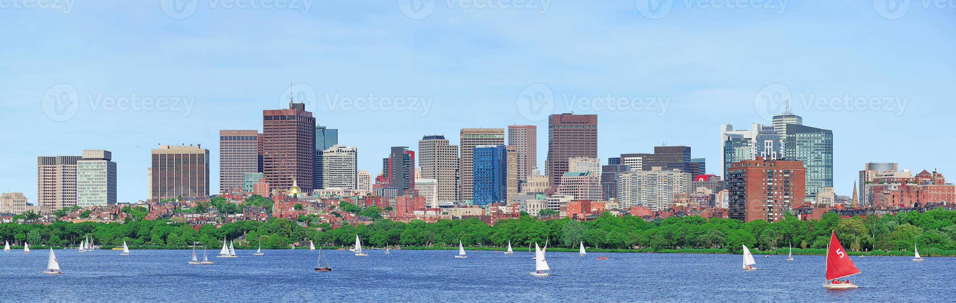 horizonte urbano de la ciudad sobre el río foto