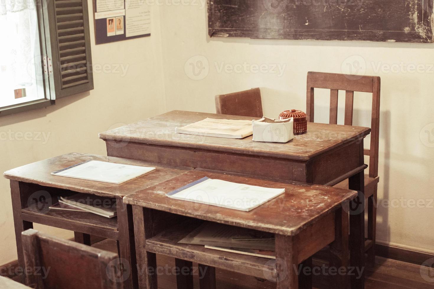 Los pupitres y sillas escolares están hechos de madera vieja para profesores y alumnos. foto