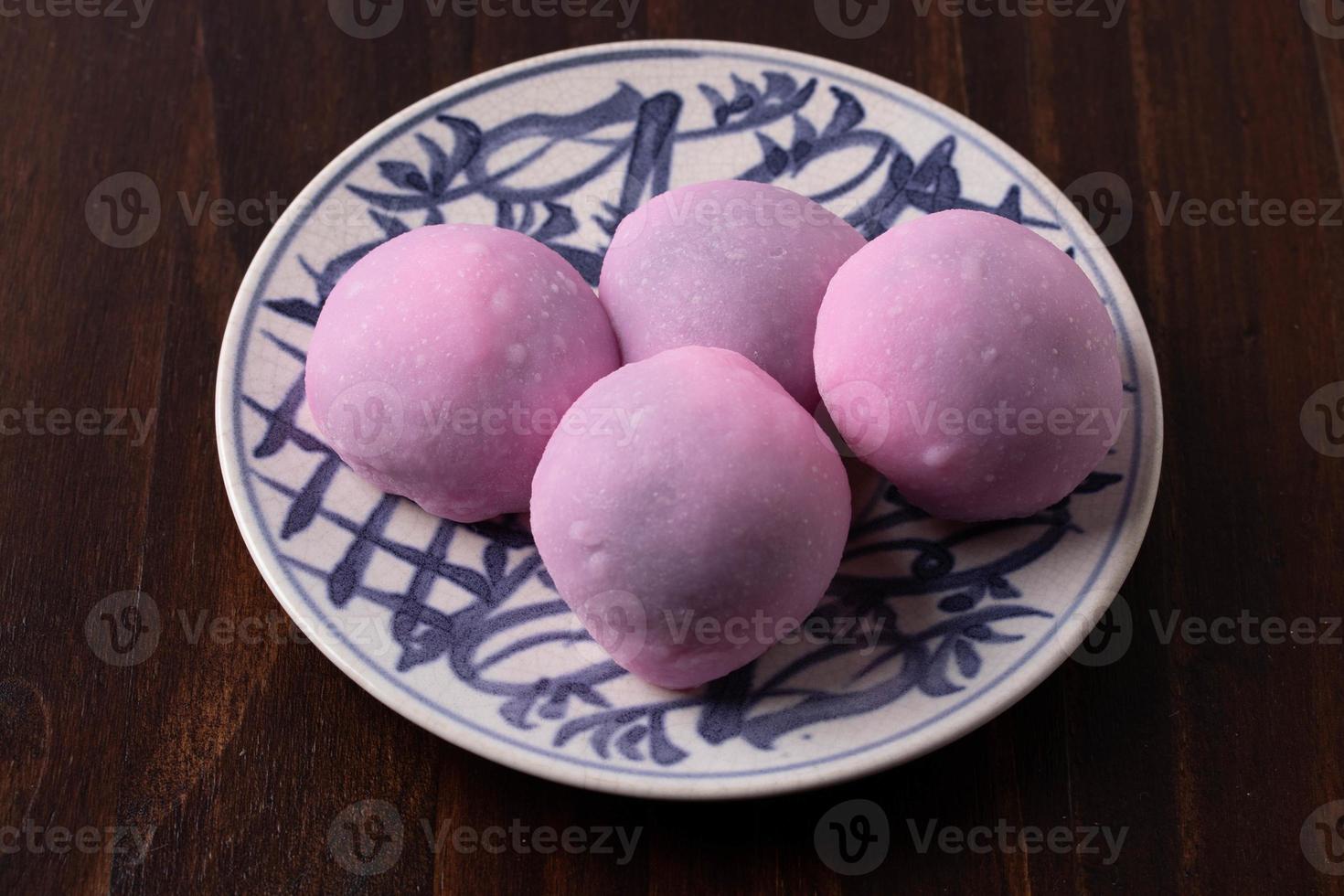 daifuku o mochi con nueces en un plato foto