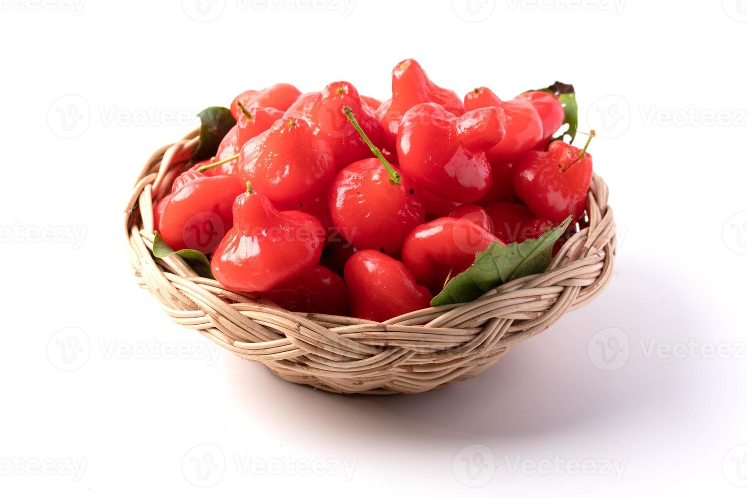 Manzana rosa roja en cesta de mimbre sobre fondo blanco. foto