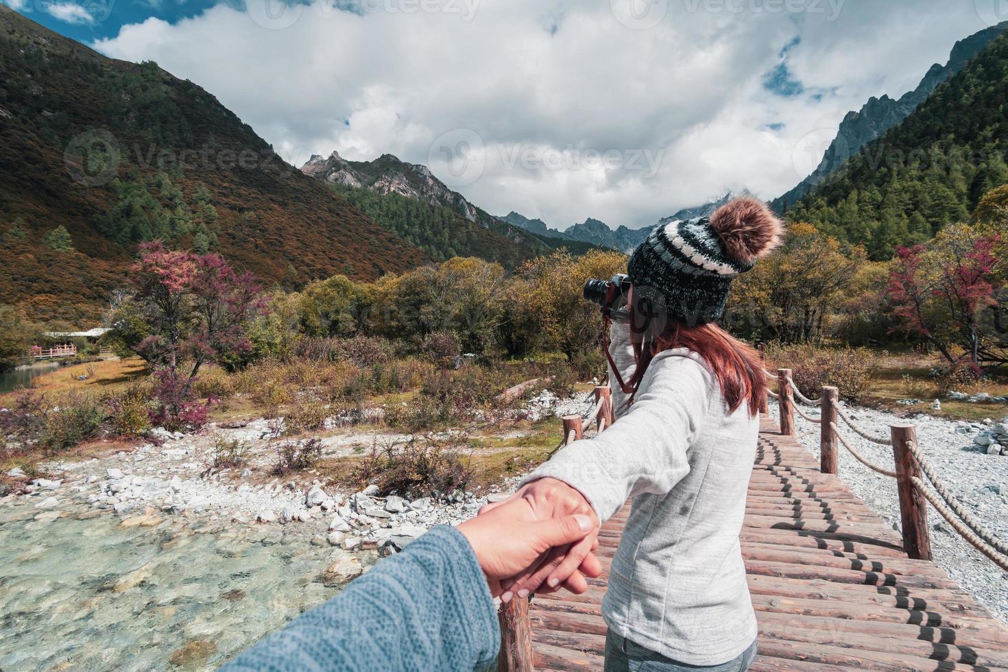 senderismo pareja joven viajero mirando hermoso paisaje en la reserva natural de yading, concepto de estilo de vida de viaje foto