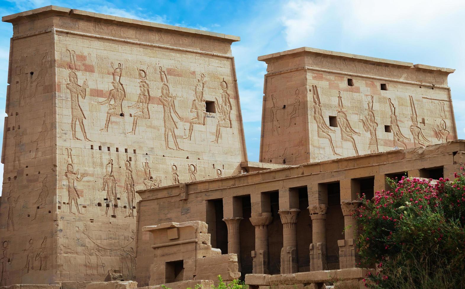 pilar antiguo y jeroglífico en el templo de phile. Egipto foto