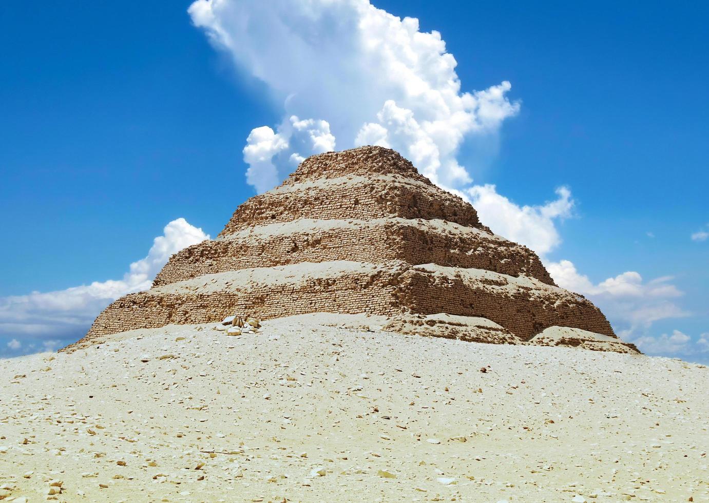 la antigua pirámide de sakkara. foto