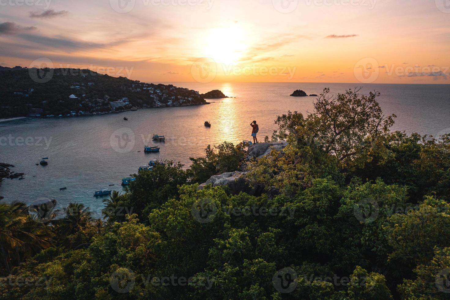 el sol sale por la mañana en el mar de la isla. foto