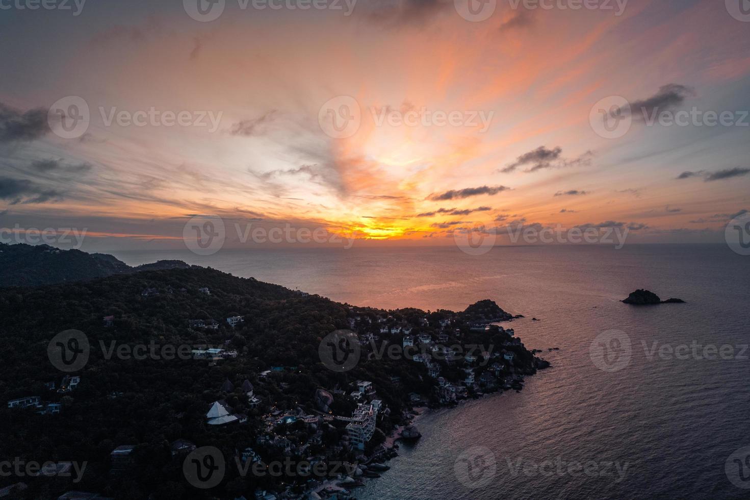 el sol sale por la mañana en el mar de la isla. foto