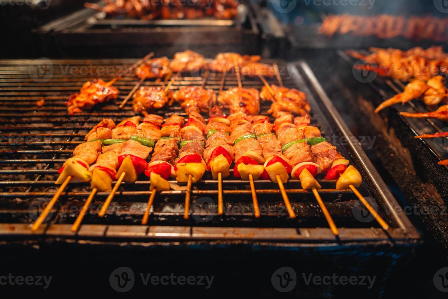 brochetas de barbacoa en una parrilla al lado de la calle foto