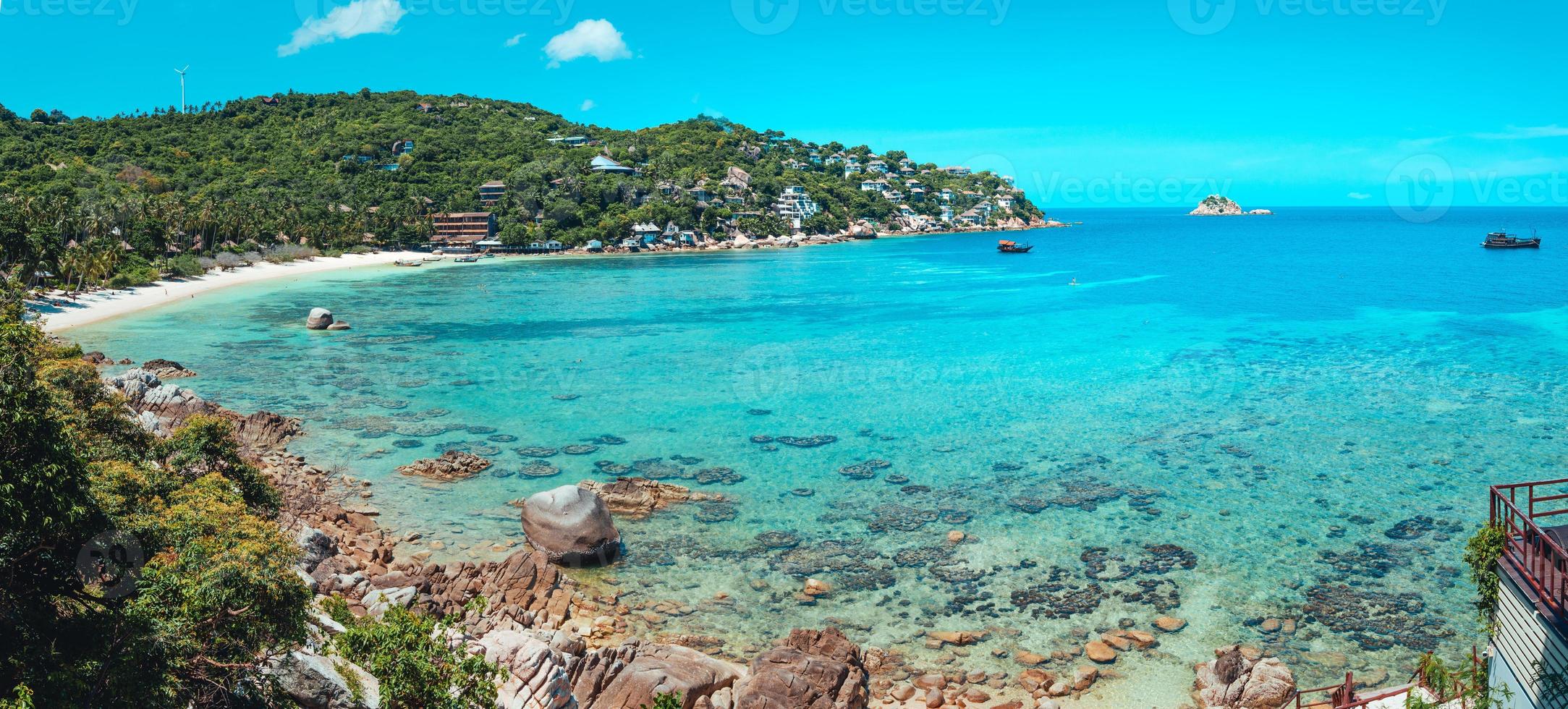 vista de la bahía y las rocas de la isla,shark bay koh tao foto