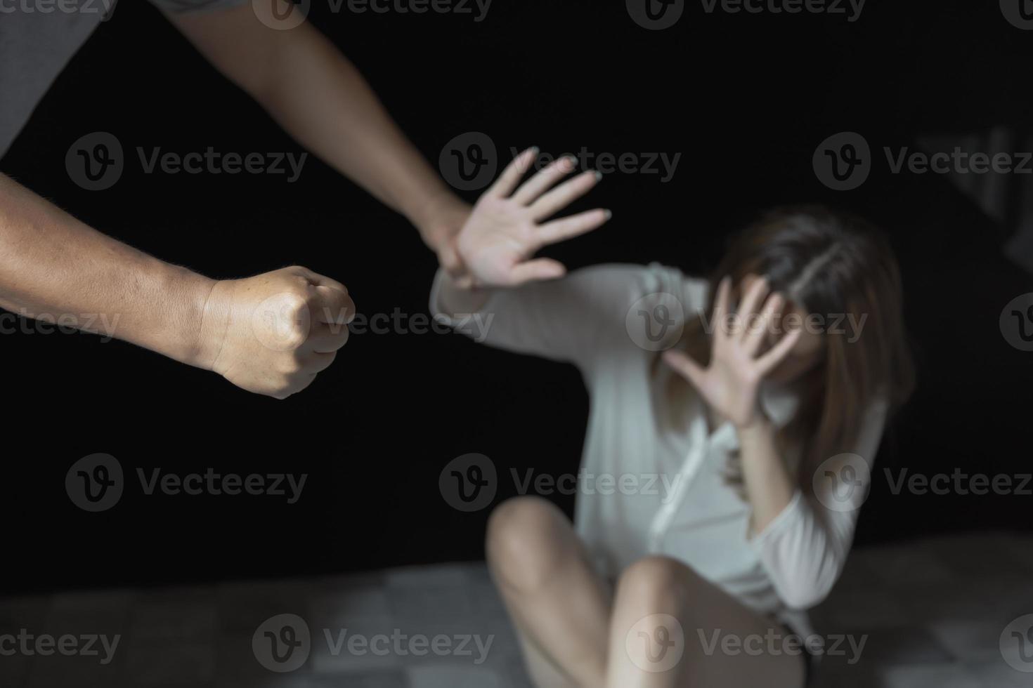 imágenes de hombres abusando violentamente de sus mujeres, mujeres víctimas de violencia doméstica y acoso. concepto de lucha contra la violencia doméstica foto
