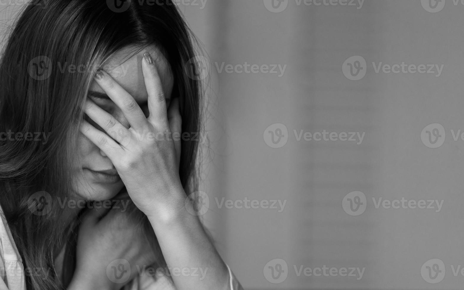 mujer deprimida sentada en la esquina de la habitación y sintiendo miedo a la violencia por acoso, violencia doméstica y violación, golpeada y violada sentada en la esquina, espacio de copia. foto