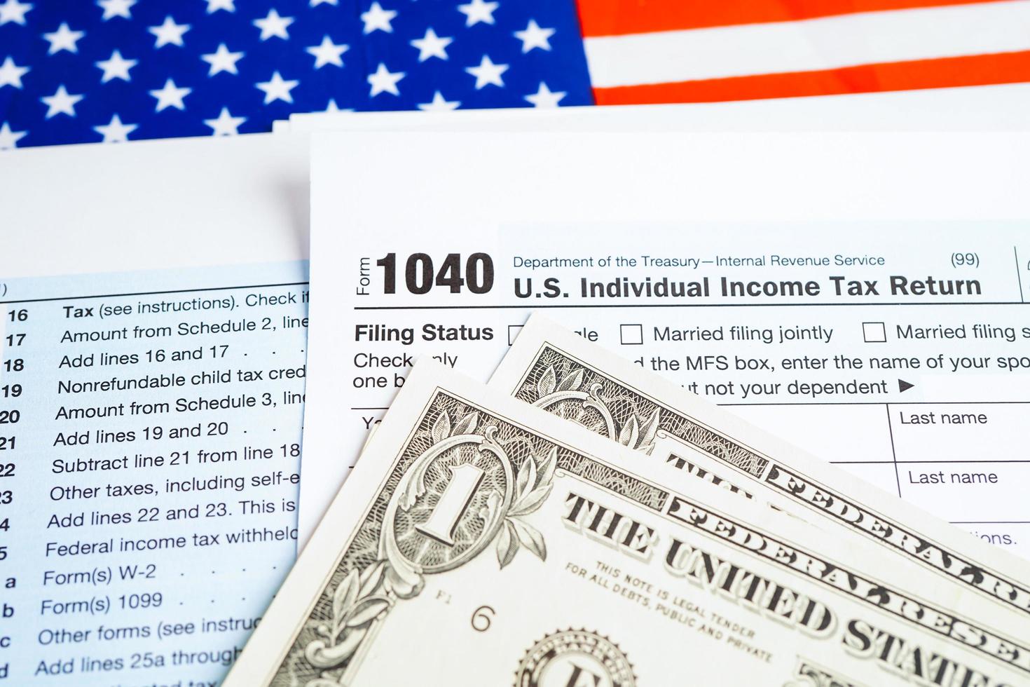 Formulario de declaración de impuestos 1040 y billete de dólar, renta individual estadounidense. foto