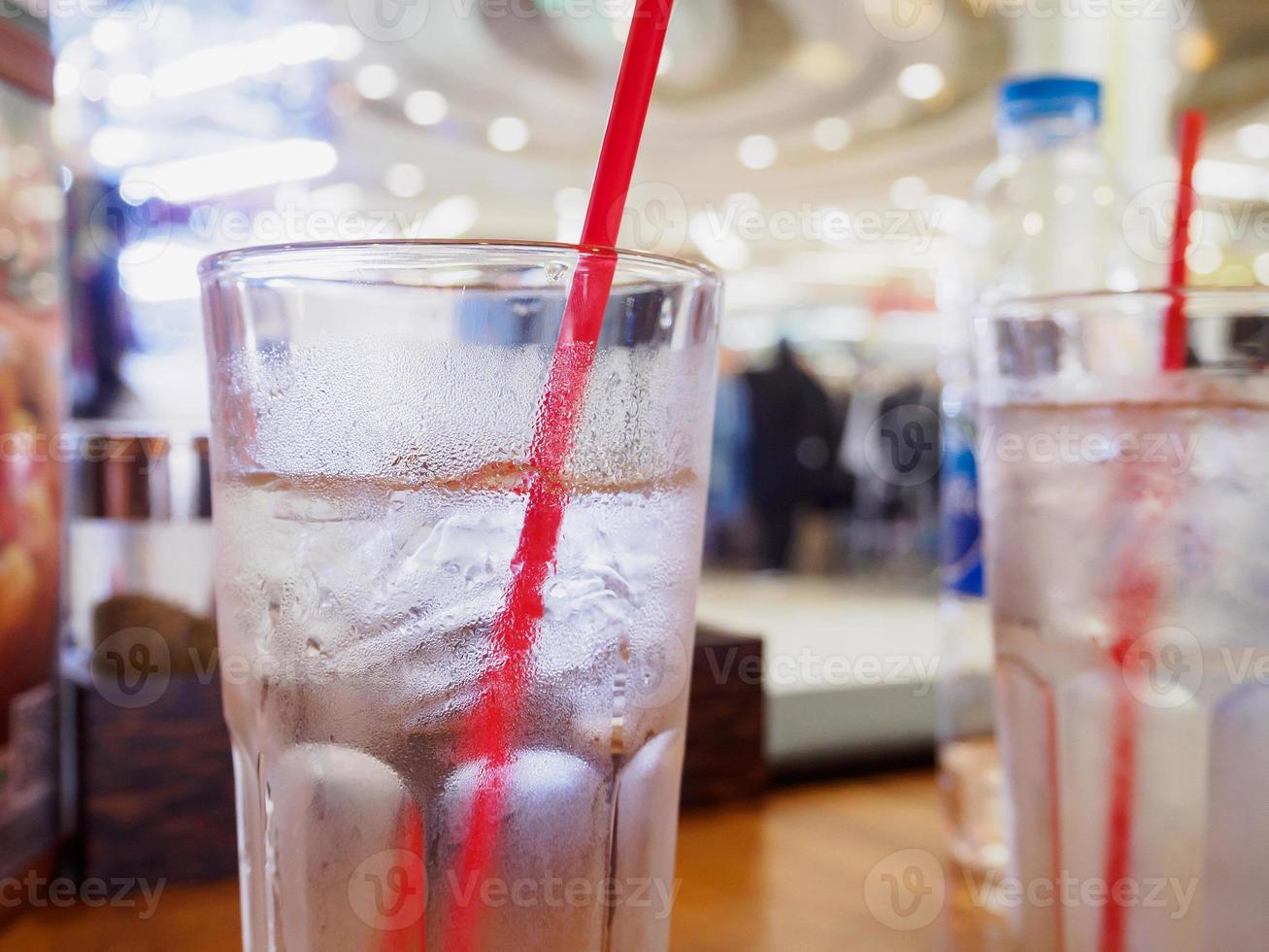 vaso de agua en la mesa de madera en el restaurante foto