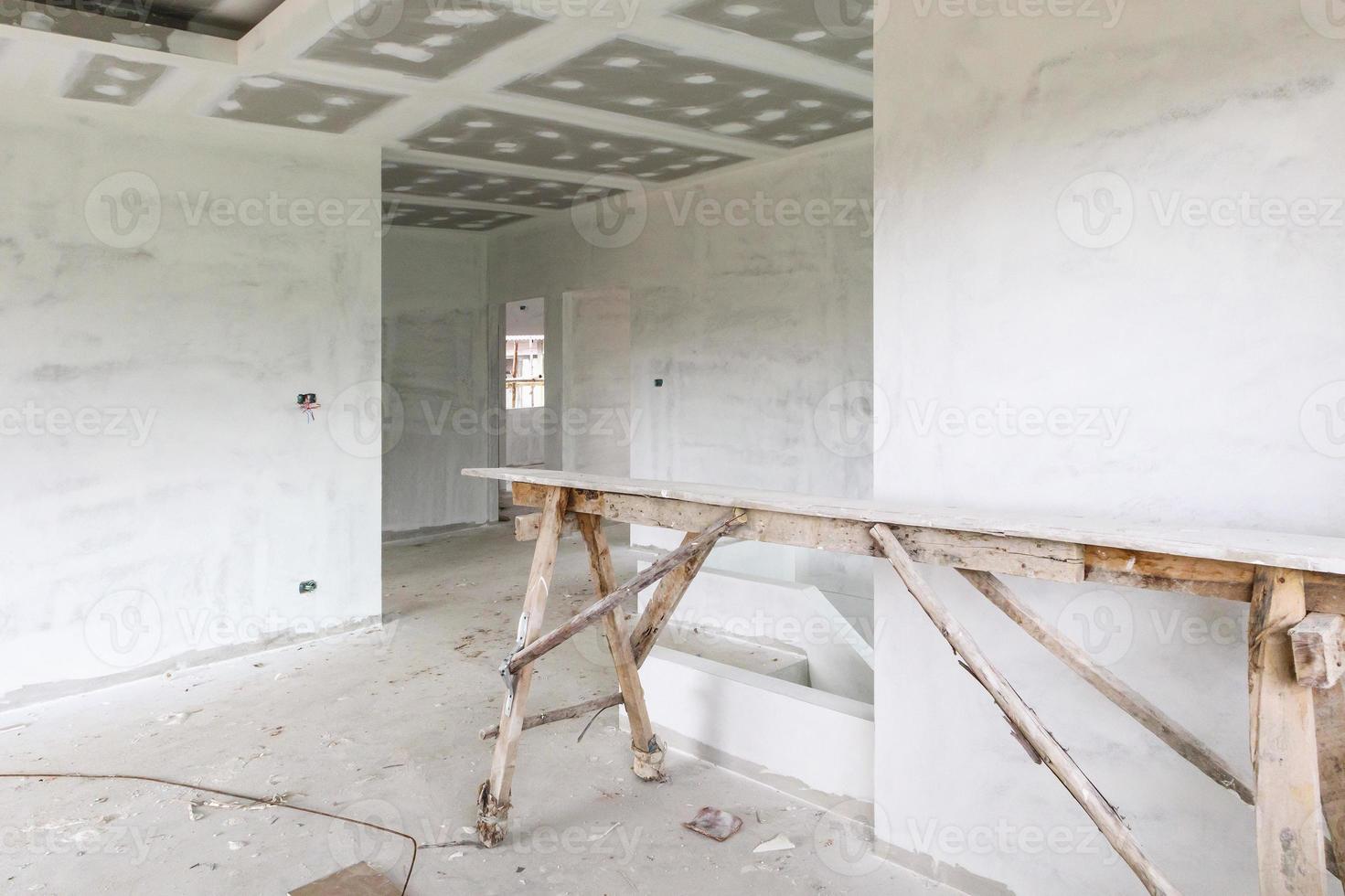 interior de la habitación vacía con techo de placa de yeso en el sitio de construcción foto