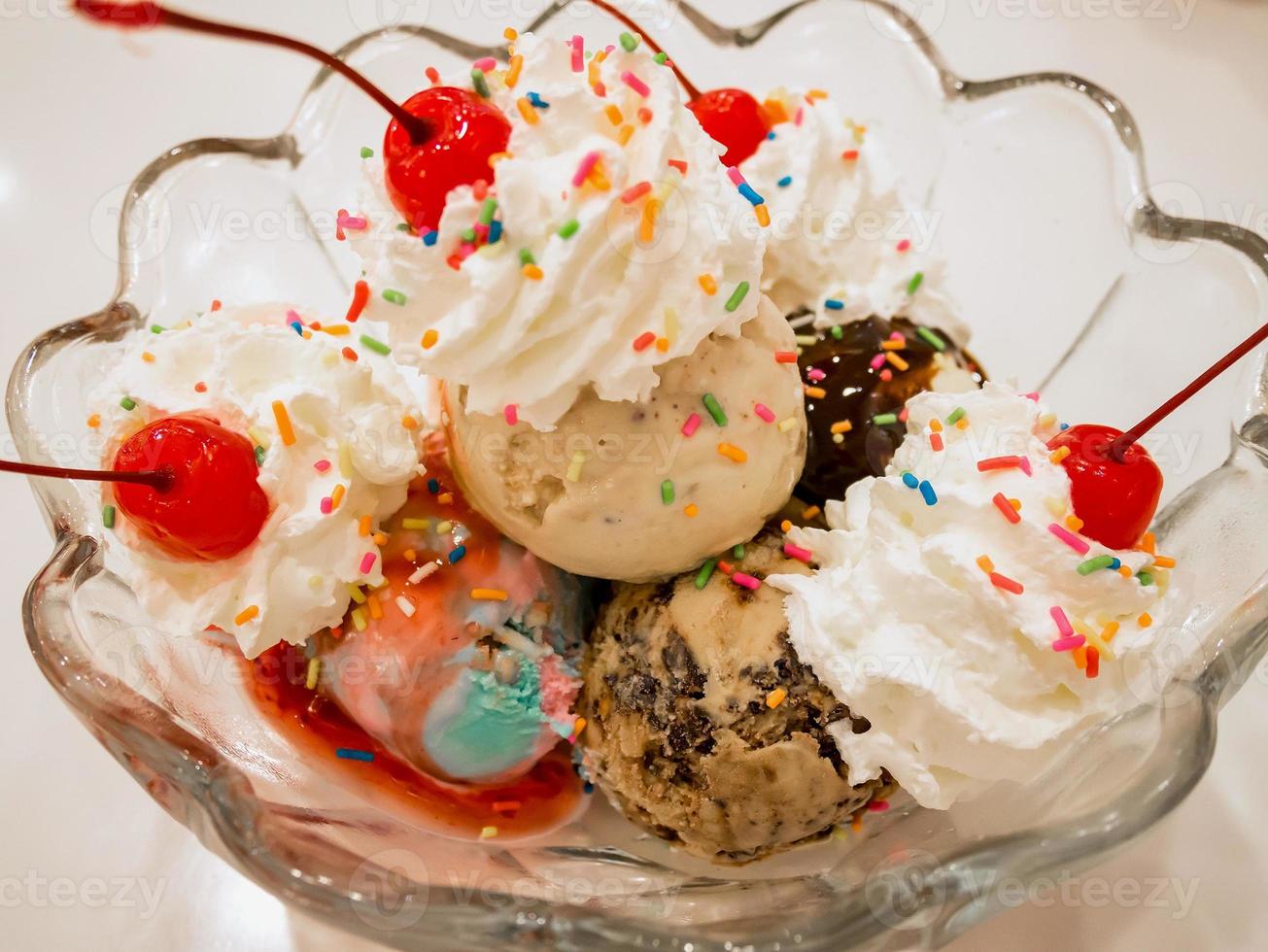 bolas de helado con cereza foto