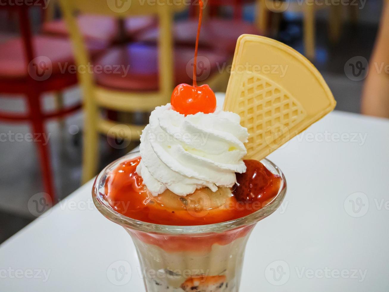 ice cream sundae photo