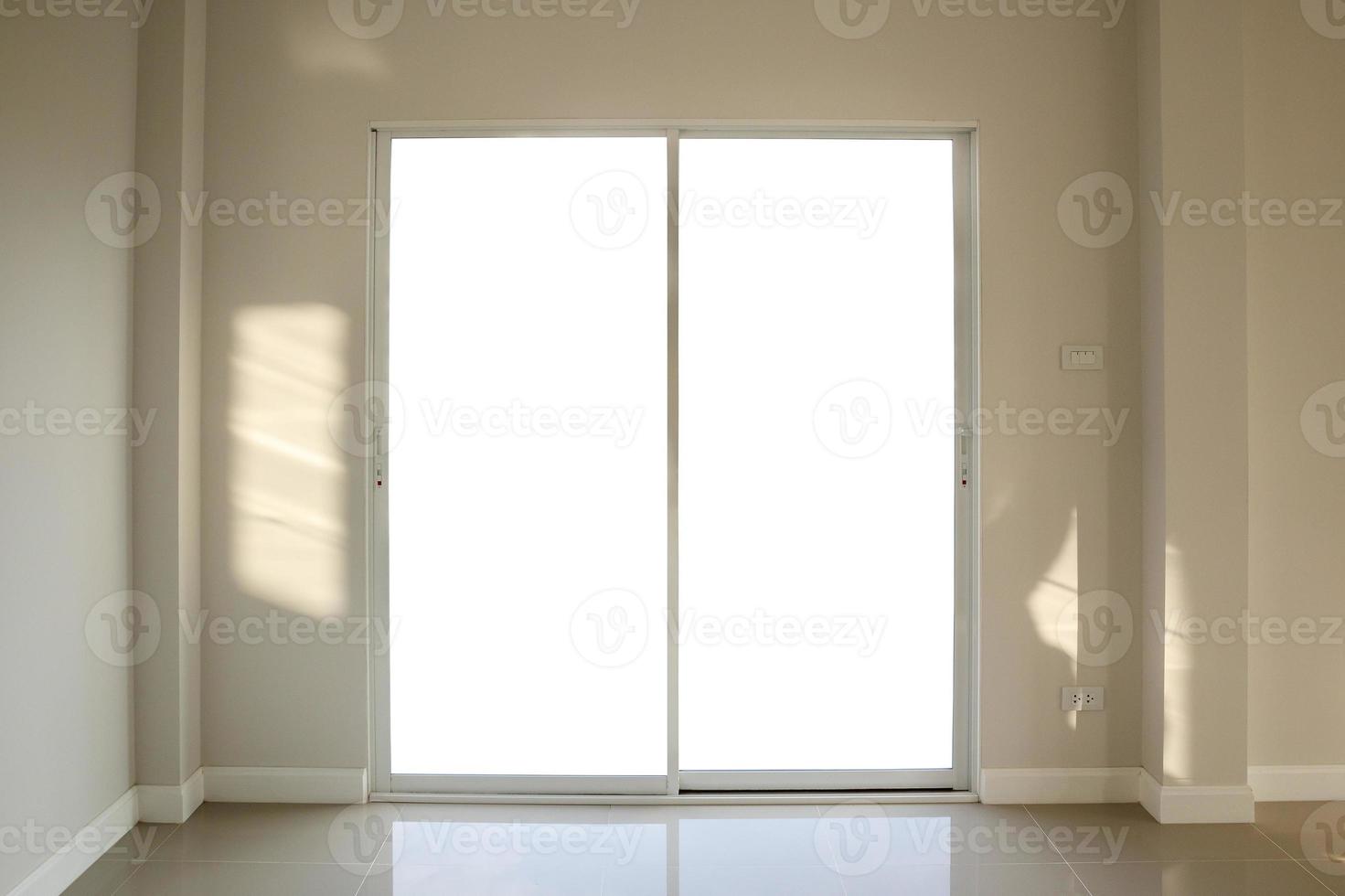 marco de ventana de acero blanco interior de la casa en la pared de pintura foto