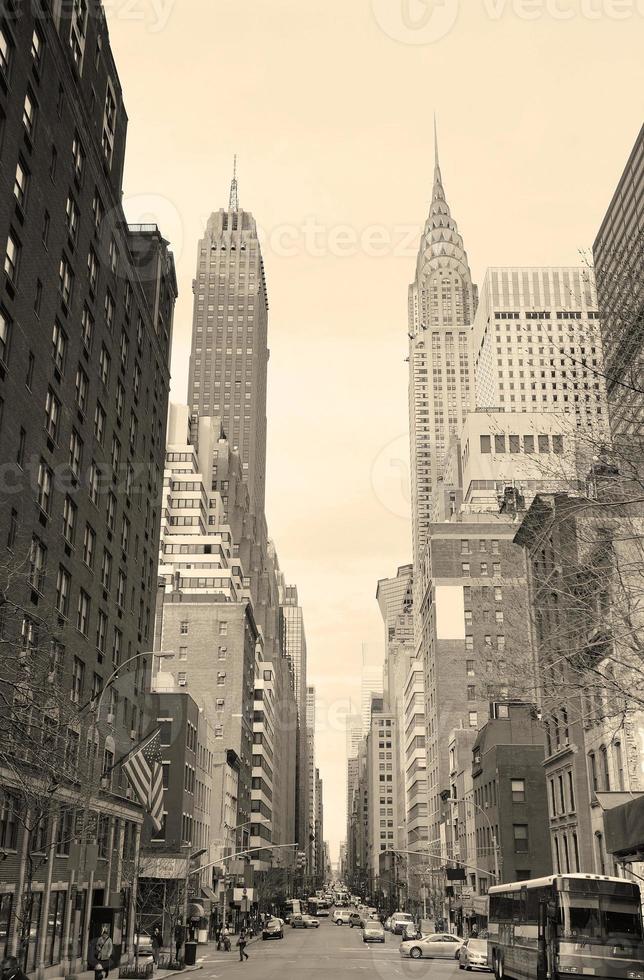 vista de la calle manhattan de la ciudad de nueva york en blanco y negro foto