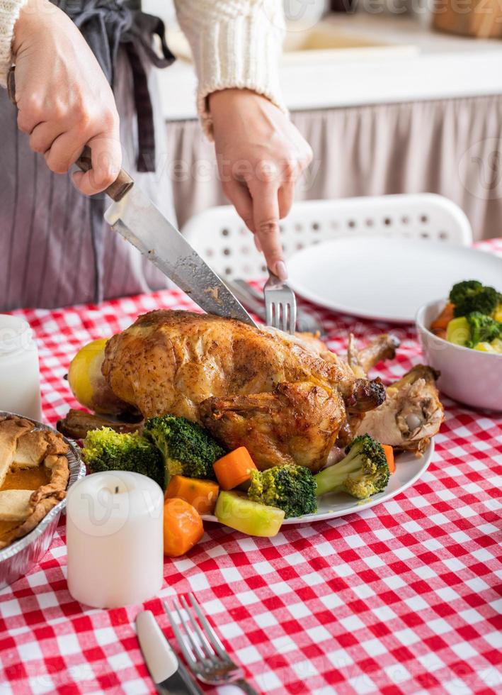 mujer preparando la cena de acción de gracias en la cocina de casa, decorando foto