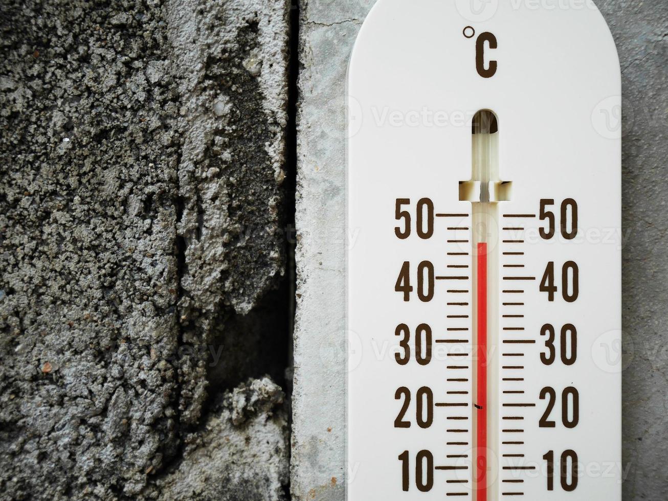 Primer termómetro que muestra la temperatura en grados centígrados foto