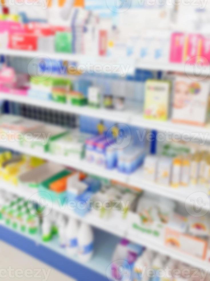 farmacia farmacia desenfoque de fondo abstracto con medicamentos y productos sanitarios en los estantes foto