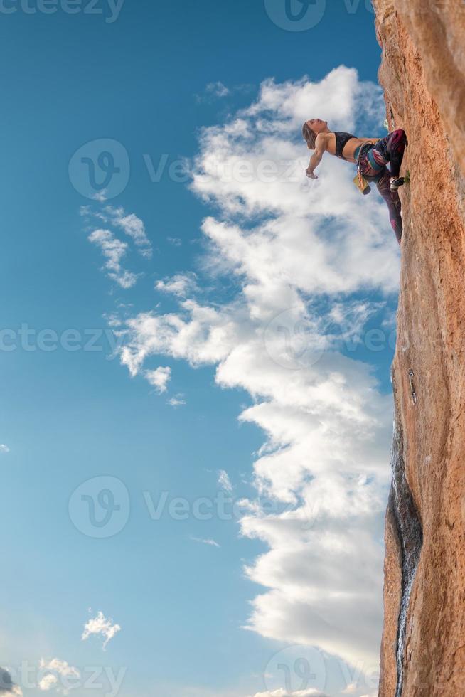 la chica deportiva se dedica a la escalada en roca foto