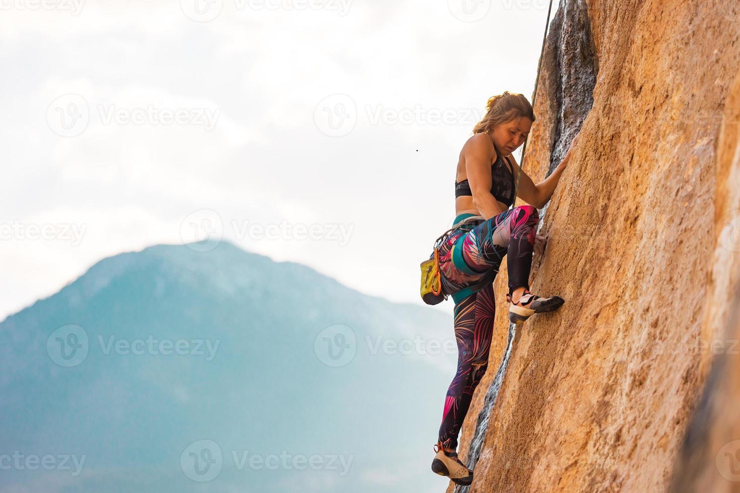 la chica deportiva se dedica a la escalada en roca foto